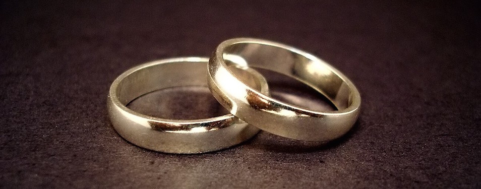 Plain gold wedding bands by Jeff Belmonte (CC BY 2.0) 